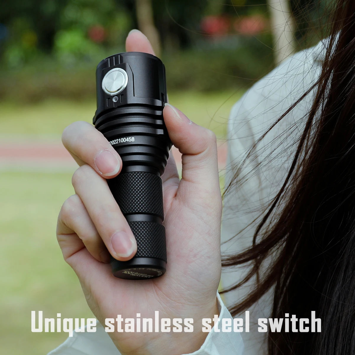 lampe poche rechargeable 13000 lumens led noire robuste camping