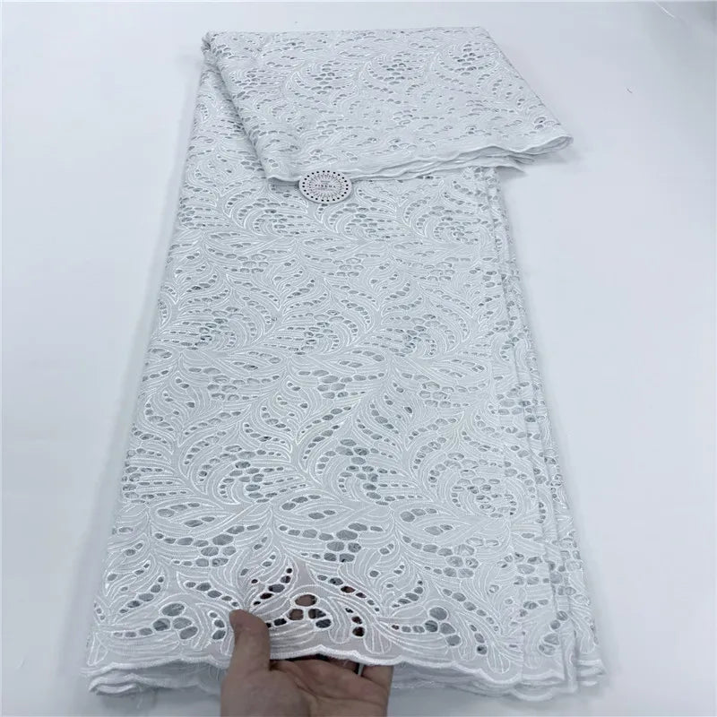 tissu dentelle coton blanc motifs floraux broderie strass robe couture luxe