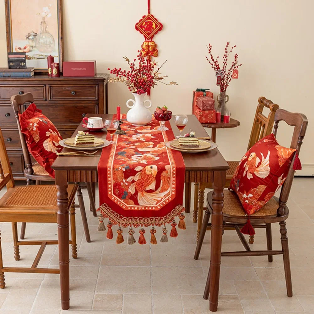 nappe rouge poissons dorés fleurs franges pompons décoration festive asiatique table maison coton polyester