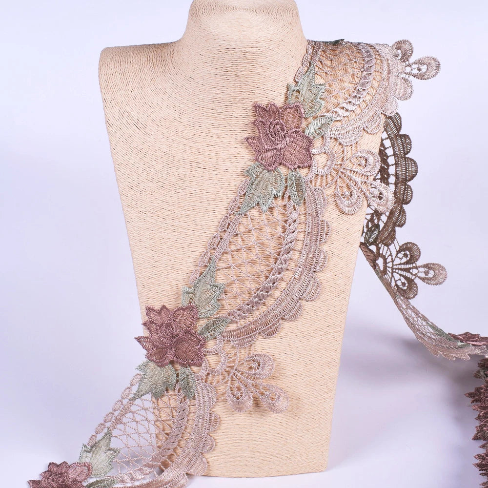 ruban dentelle fleurs roses feuilles vertes classique romantique blanc rose clair vert pastel
