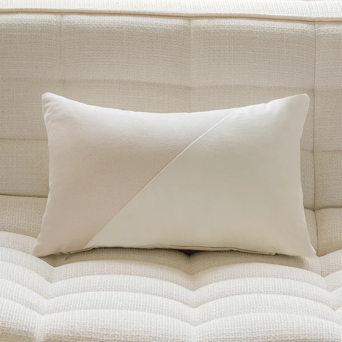 taies d'oreiller décoratives noires blanches motif fleur jacquard respectueuses environnement polyester modernes maison hospitalière