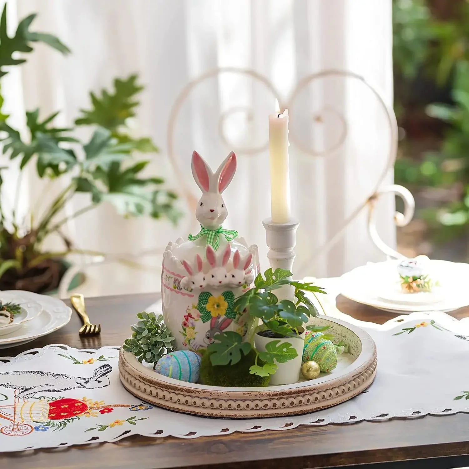 Plateau rond en bois blanc lavé sur table basse