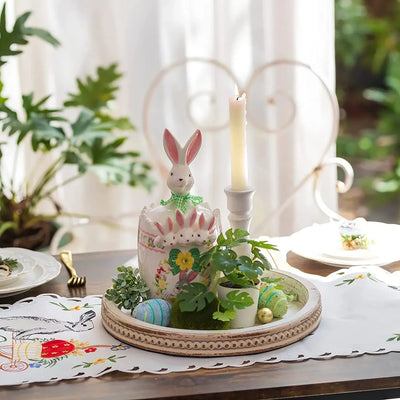 Plateau rond en bois blanc lavé sur table basse