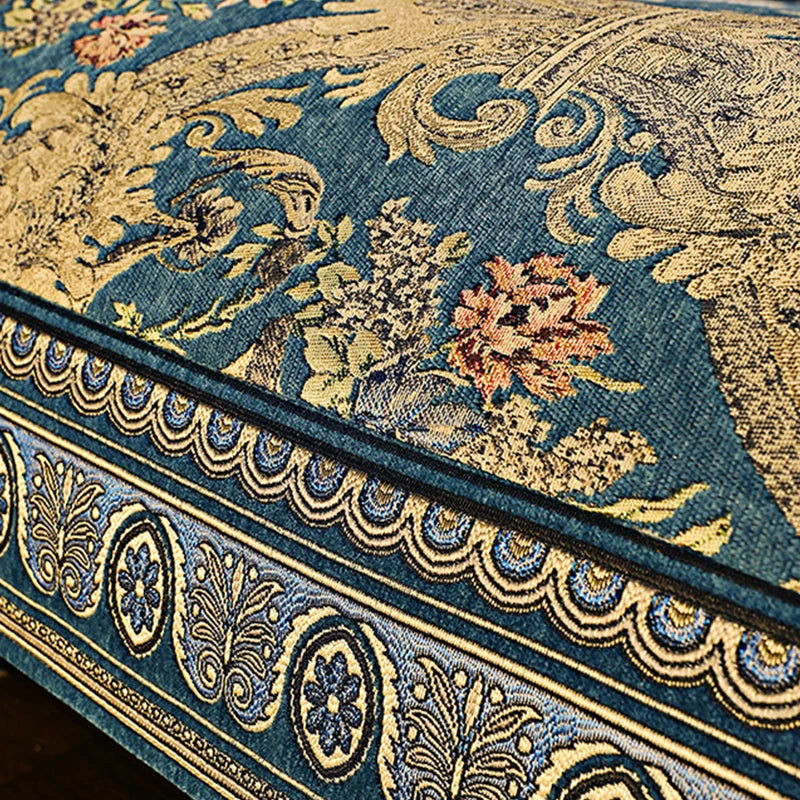 Tapisserie murale tissée aux motifs floraux colorés sur un fond bleu foncé.