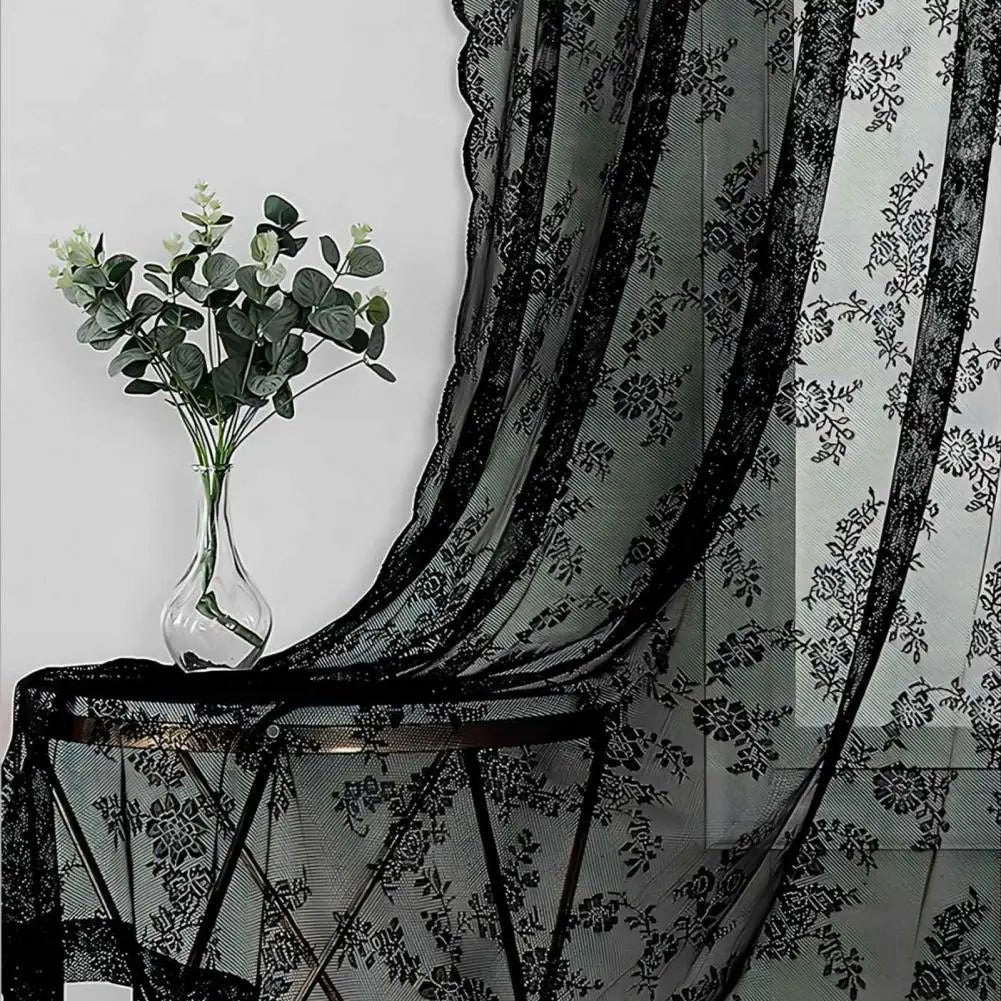 Détail du motif floral en dentelle noire du rideau