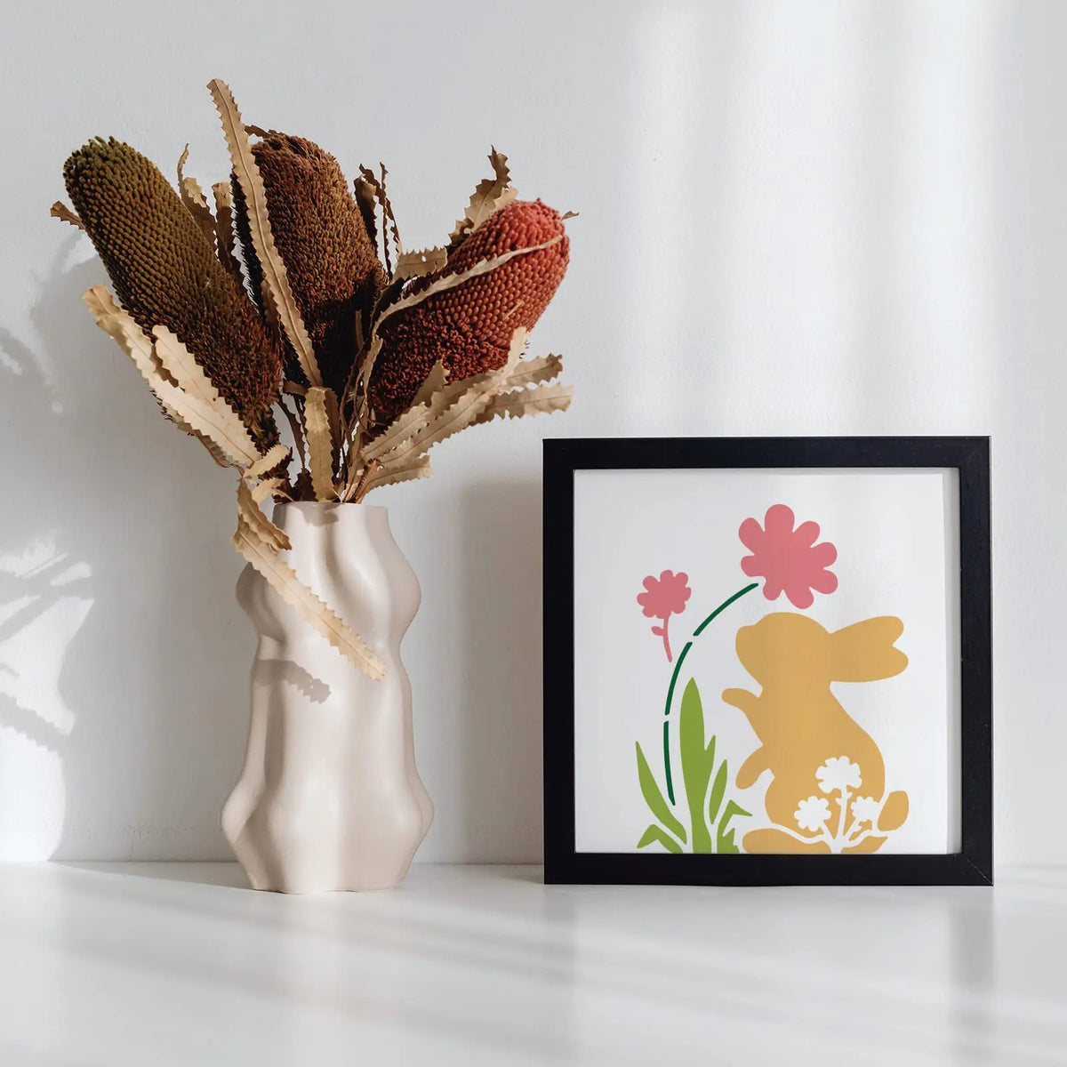 Stencil mural artisanal lapins fleurs texture bois blanc brun clair decoration murale peinture main