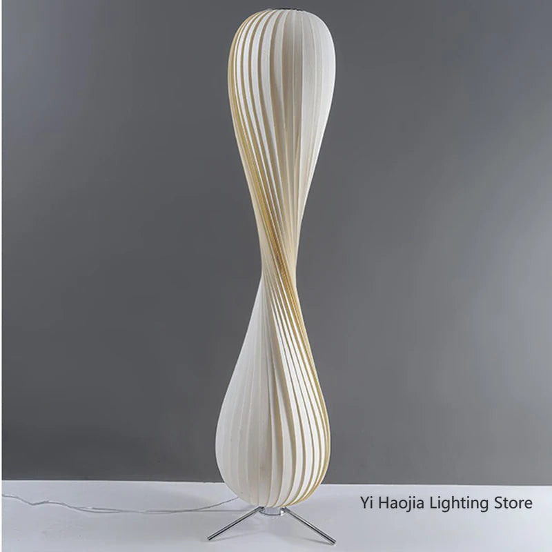 Lampe sur pied LED éclairant un coin salon douillet