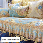 Un magnifique ensemble décoratif de coussins et de couvertures ornés de motifs floraux délicats sur un fond bleu, rehaussés de dentelle dorée et de détails raffinés.