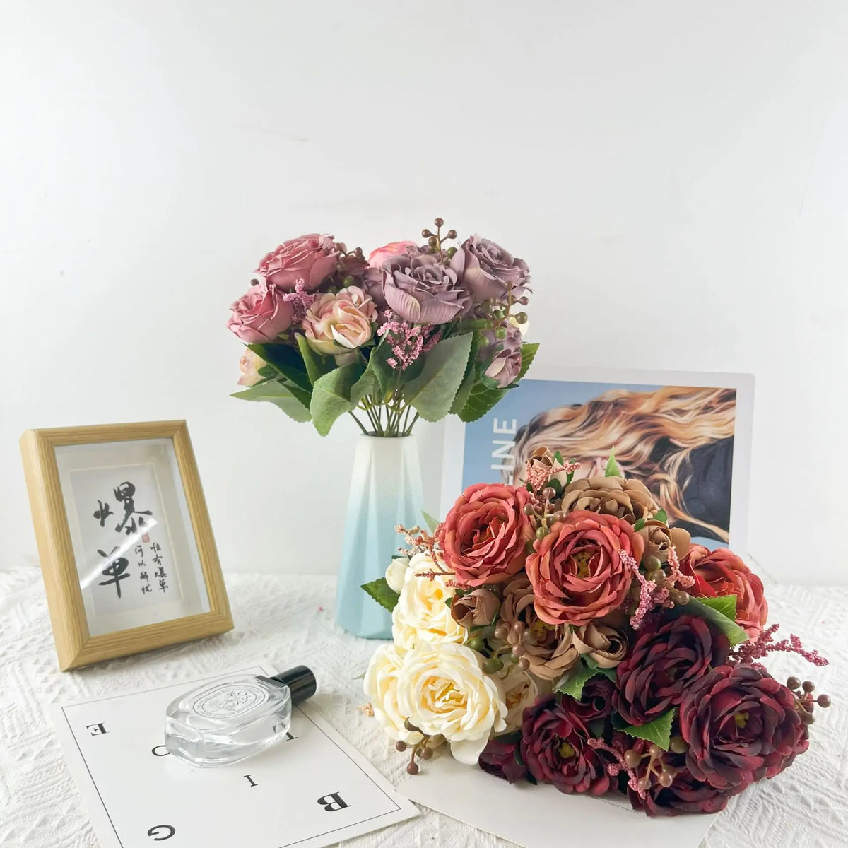 Bouquets artificiels fleurs roses pivoines feuilles vertes vases transparents classiques romantiques intérieur mariage decoration