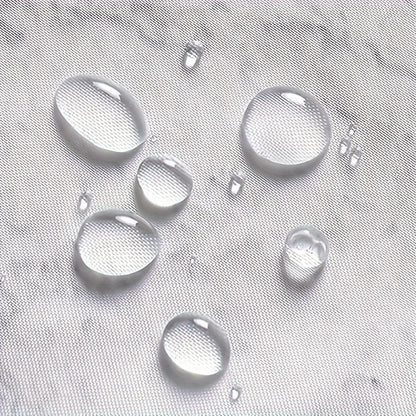 Gros plan sur un tissu imperméable avec des gouttes d'eau, illustrant l'effet déperlant du matériau utilisé pour le rideau de douche.
