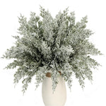 bouquet artificiel feuilles vertes baies rouges poudre blanche naturel décoratif vase blanc serviettes assiettes