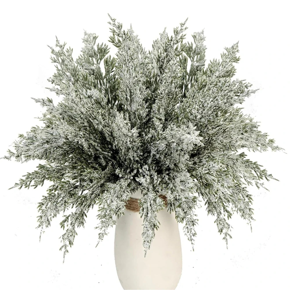 bouquet artificiel feuilles vertes baies rouges poudre blanche naturel décoratif vase blanc serviettes assiettes