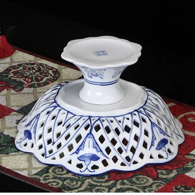 Vue de dessus de l'assiette décorative bleue et blanche