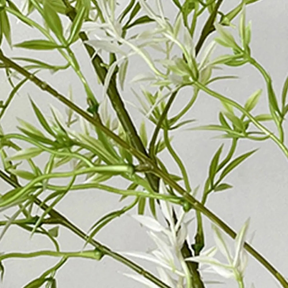 branche artificielle verte vase transparent extérieur naturel minimaliste feuilles ovales fleurs blanches exposition anniversaireDecorationJardinFeteMaison