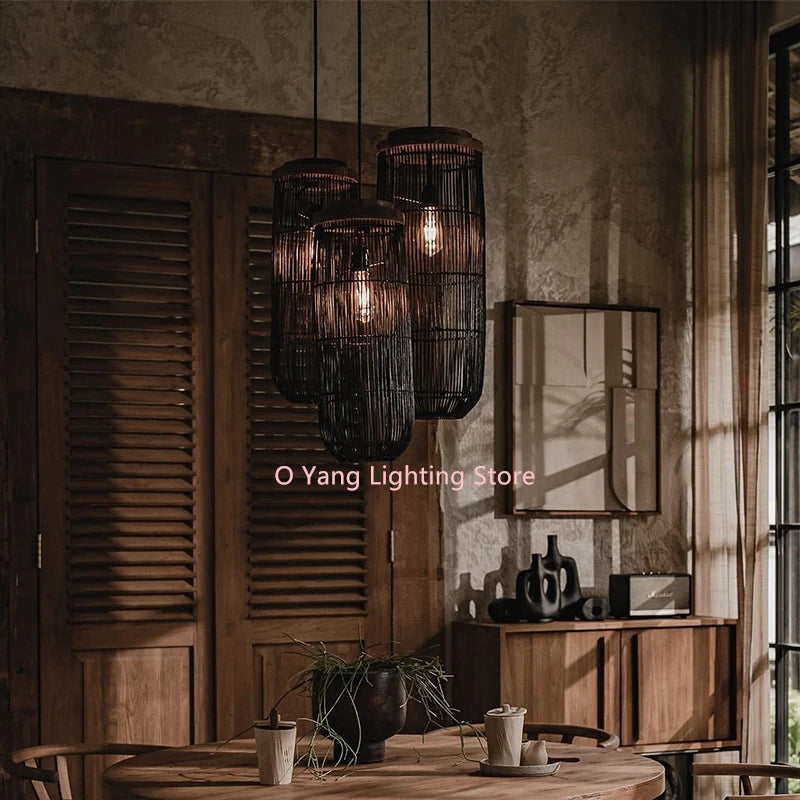 Suspension lumineuse raphia tressé rustique noir beige salon boho chic
