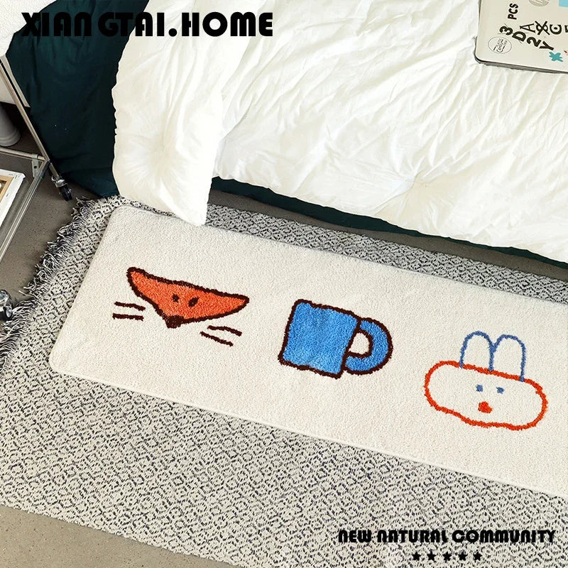 Sur ce tapis, on peut voir un design graphique épuré représentant des éléments géométriques simples comme un renard, un nuage et une forme carrée. Ce tapis semble faire partie d'une collection de décoration intérieure à la fois moderne et ludique.