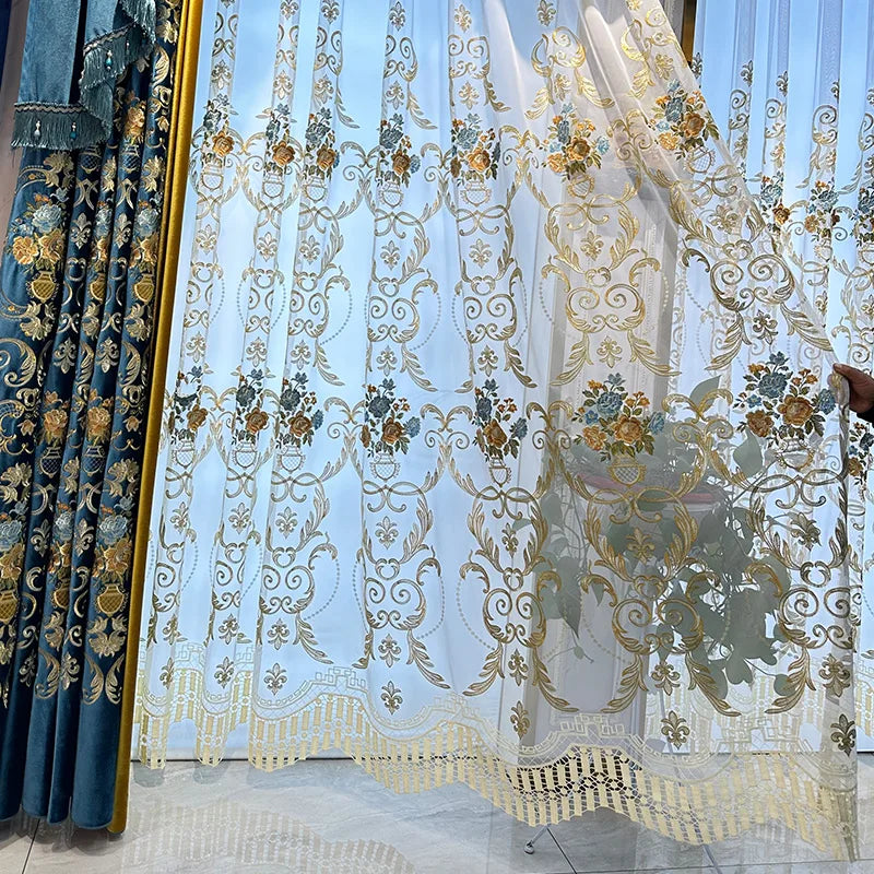 Voilage avec motifs floraux dorés pour salon élégant, rideau décoratif offrant luminosité et style, idéal pour création d'ambiance raffinée et moderne dans la maison. Accessoire parfait pour fenêtres, apportant une touche d'élégance discrète à votre intérieur.
