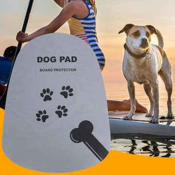 tapis antidérapant chien surf paddleboard gris pattes friandise clips rouges pratique décoration planche