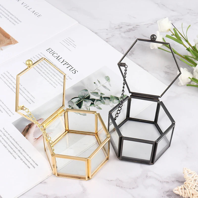 Boîte à bijoux avec bagues à l'intérieur