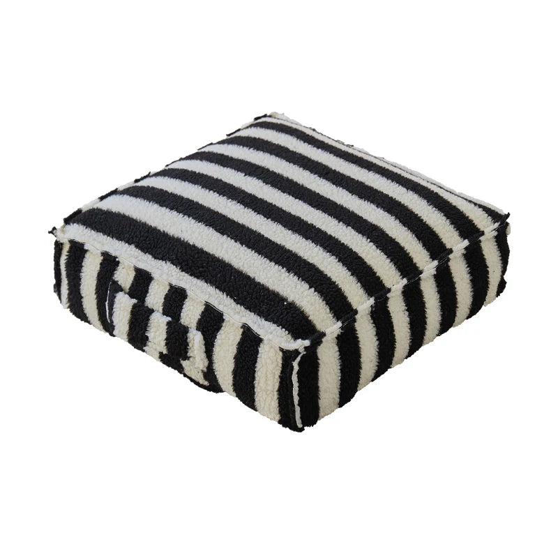 coussin carré laine rayé rouge blanc noir décoration maison confortable siège repos pied