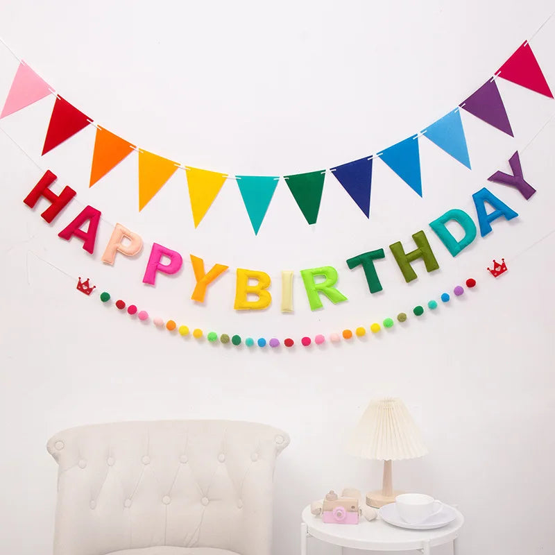 décoration anniversaire guirlande happy birthday fanions multicolores pompons festifs table cupcakes