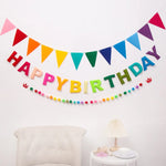 décoration anniversaire guirlande happy birthday fanions multicolores pompons festifs table cupcakes