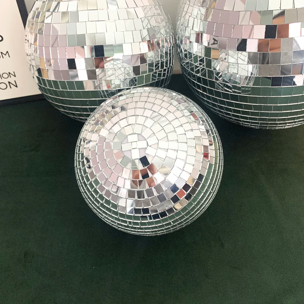 Boule disco suspendue au plafond avec réflexions colorées