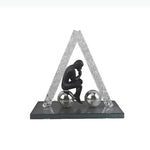 sculptures décoratives modernes homme assis sphères figures suspendues transparentes textures cristallines contemporaines