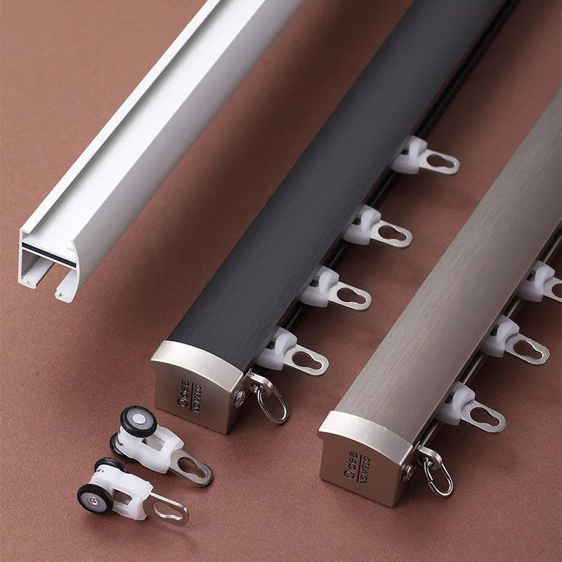 Détail du rail de rideau invisible installé avec anneaux