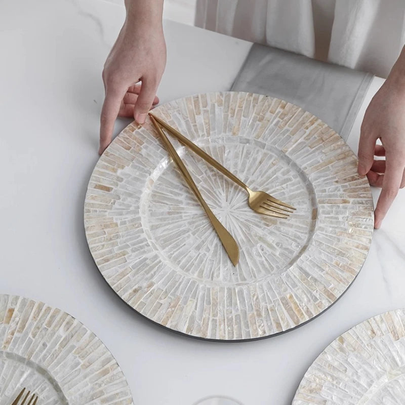 assiettes modernes élégantes mosaïque coquillages strass dorés blanc beige gris doré cuisine