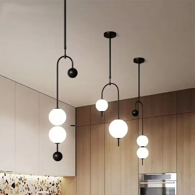 suspension lumineuse moderne sphères translucides structure métallique noir blanc