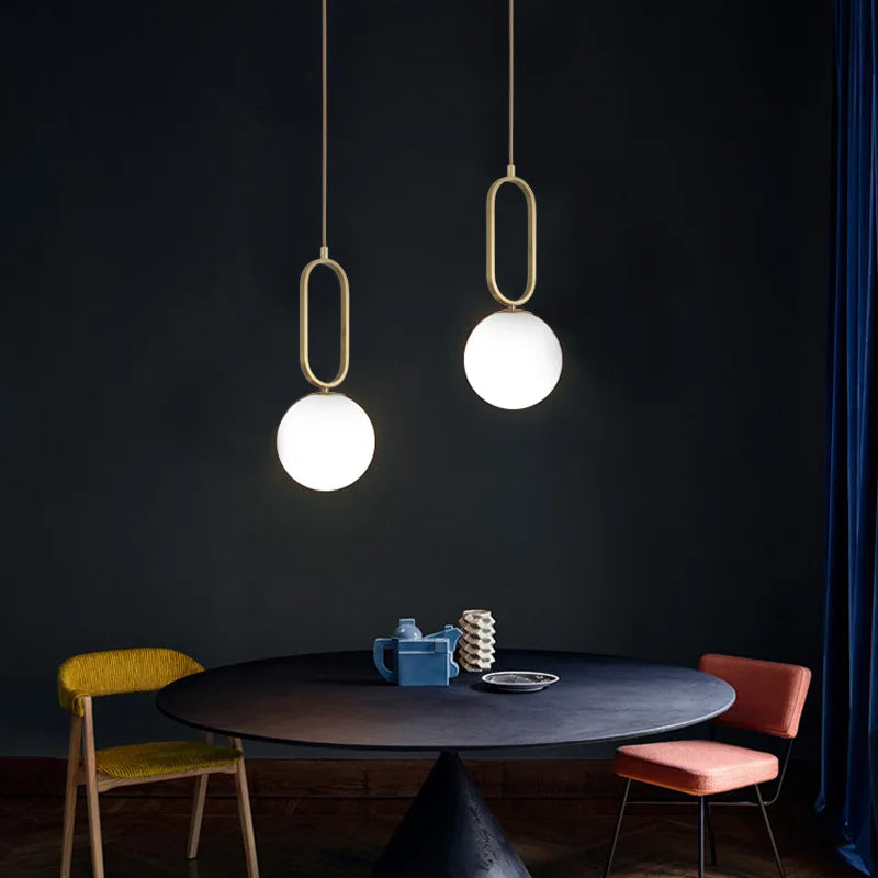 suspension lumineuse moderne sphérique blanche dorée minimaliste chambre salonhôtel