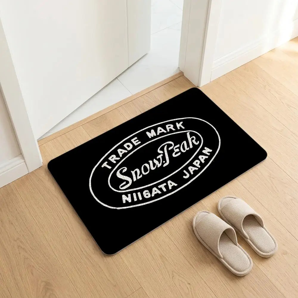 tapis sol noir logo snow peak minimaliste antidérapant bain moderne camping usage