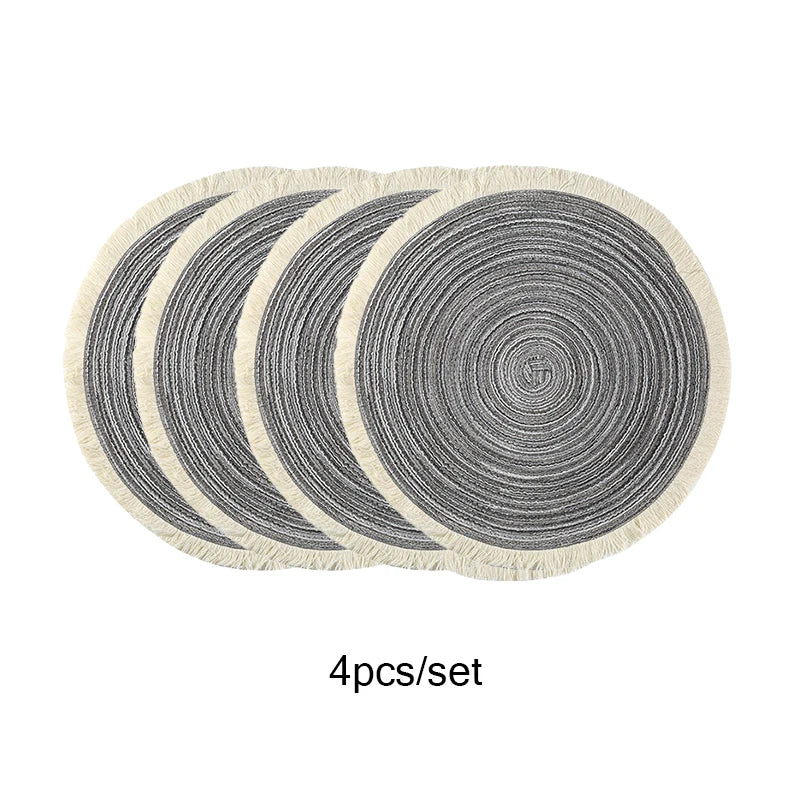 tapis rond moderne franges blanches placemats tissés beige clair assiettes vaisselle
