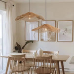 Lampe suspendue en rotin installée dans une salle à manger style loft