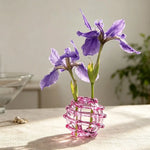 vase verre transparent motif structuré fleurs blanches iris violets table bois nature déco intérieure