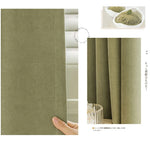 Rideau occultant noir ouvert en ouverture bipartite gauche et droite