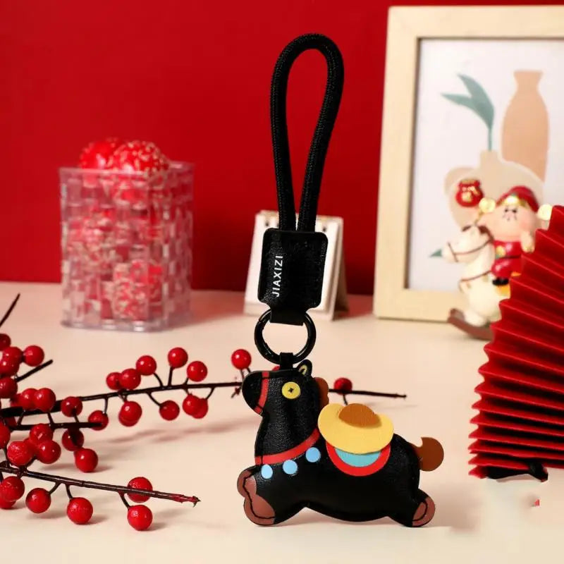porte clés chevaux chapeaux motifs géométriques moderne blanc rouge noir marron