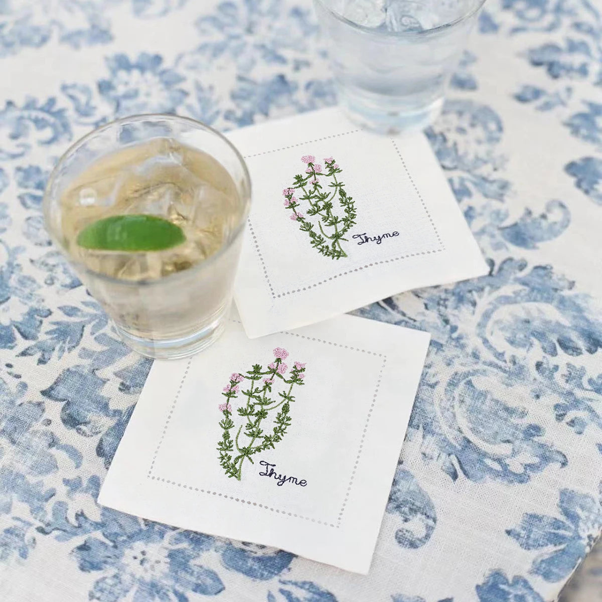 serviette cuisine lin blanc brodée motifs plantes aromatiques naturelle table élégante