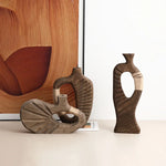 vase bois abstrait moderne marron clair lignes verticales décoration intérieure arrondi ajouré table transparent