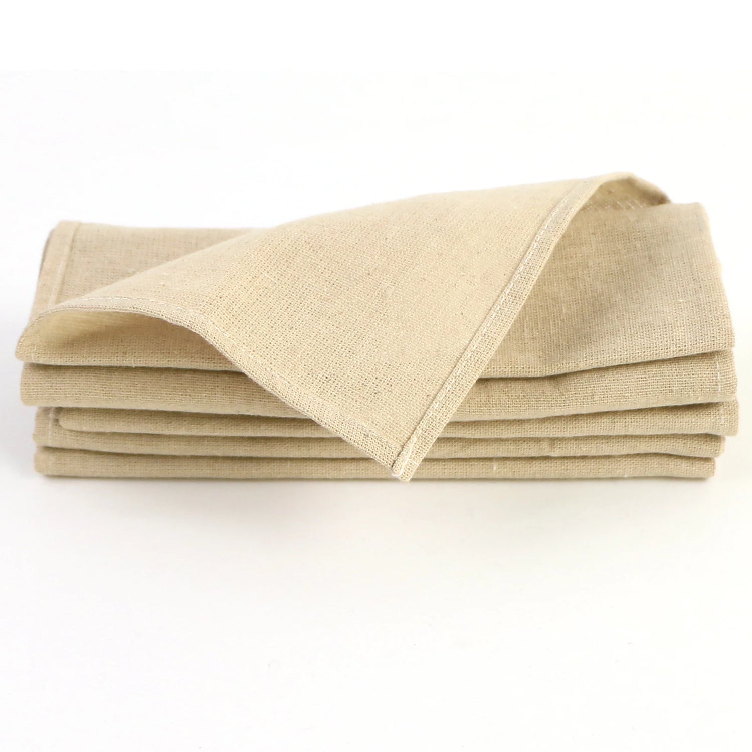 Empilement de tissus de lin beige, idéal pour les projets de couture, de décoration ou de bricolage.