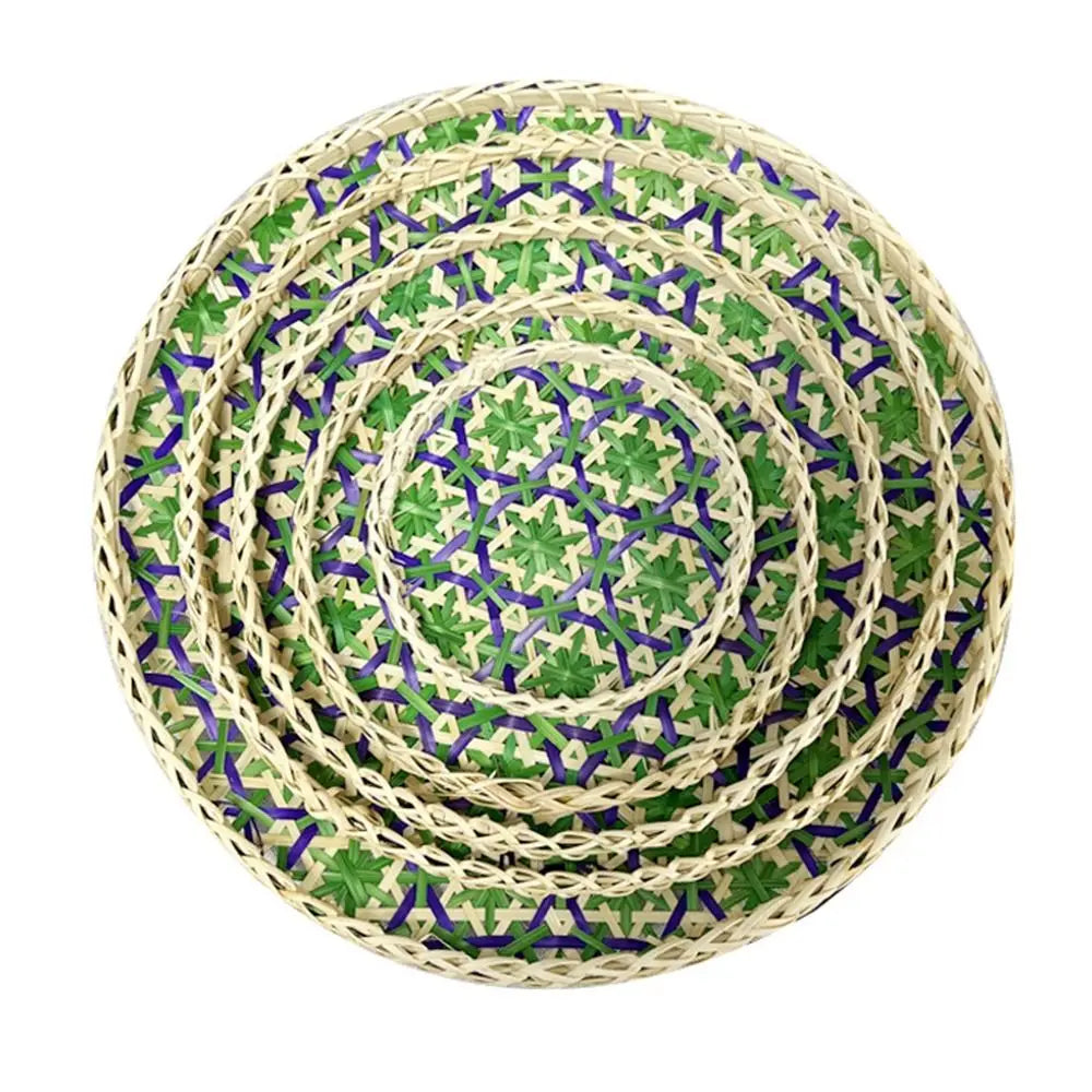 assiettes rotin assorties motifs géométriques couleurs variées traditionnelles artisanales portables 15cm 25cm 35cm