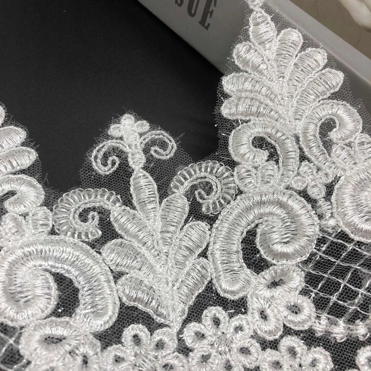 dentelle blanche motif floral complexe polyester largeur 17cm opacité classique mariage décoration accessoire sophistiquée