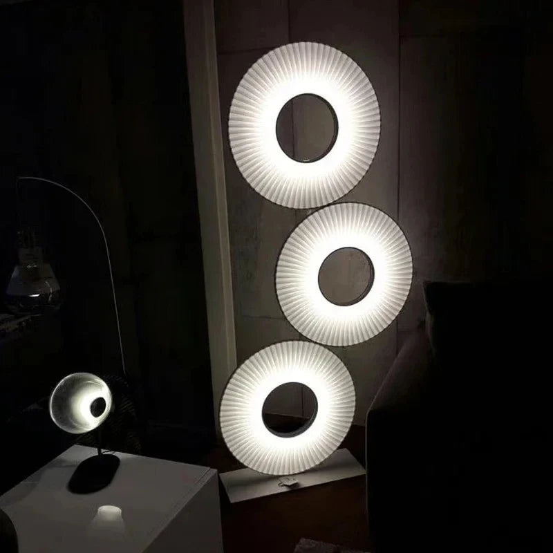 Vue de profil du lampadaire montrant sa hauteur de 165 cm et son design épuré