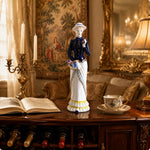 statuette féminine céramique émaillée robe élégante motifs floraux classique chapeau blanc bleu doré