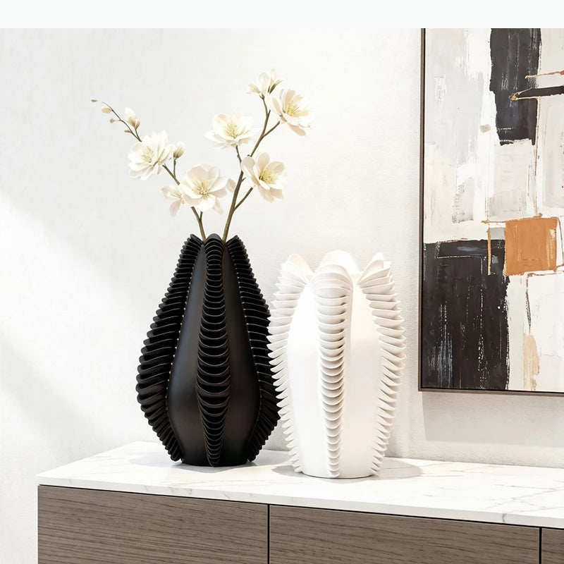 vase moderne noir blanc rayures verticales texture ondulée décoration table arrangement fleurs minimaliste