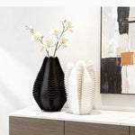 vase moderne noir blanc rayures verticales texture ondulée décoration table arrangement fleurs minimaliste