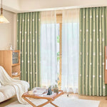 Rideaux en textile luxueux avec motifs géométriques, drapés gracieusement dans un salon spacieux. L'ameublement en bois massif bien assorti, le plancher en bois dur et le design intérieur élégant mettent en valeur la beauté naturelle de ces rideaux. Ces derniers, en tant que partie essentielle du traitement des fenêtres, offrent une couverture de fenêtre efficace tout en ajoutant une touche de sophistication à la pièce.