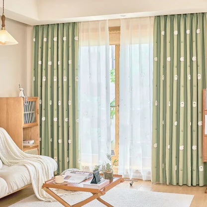 Rideaux en textile luxueux avec motifs géométriques, drapés gracieusement dans un salon spacieux. L'ameublement en bois massif bien assorti, le plancher en bois dur et le design intérieur élégant mettent en valeur la beauté naturelle de ces rideaux. Ces derniers, en tant que partie essentielle du traitement des fenêtres, offrent une couverture de fenêtre efficace tout en ajoutant une touche de sophistication à la pièce.