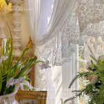 rideau blanc dentelle florale translucide romantique fenêtre française anneaux dorés chambre moderne